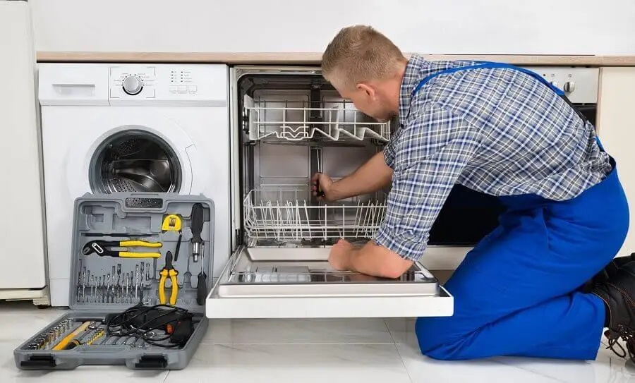 Kemalpaşa Gorenje servisi teknisyen ekibi beyaz eşya tamiri yaparken